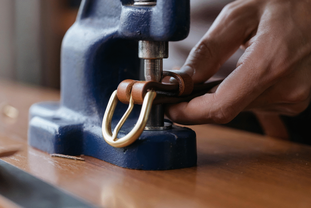 Ceinture cuir femme artisanale : pour un look naturel et élégant